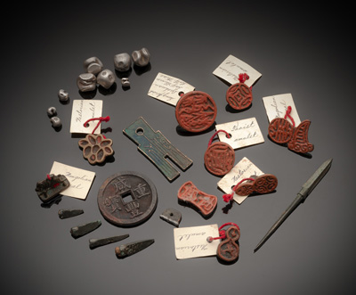 <b>Gruppe von Münzen, Siegeln und Silbergeld</b> <b>Gruppe von Münzen, Siegeln und Silbergeld</b>