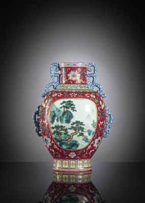<b>Exzellente Yangcai-Vase mit rubinrotem Fond und Lotusblüten, Vorder- und rückseitig mit Landschaftsreserven</b>