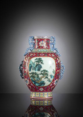 <b>Exzellente Yangcai-Vase mit rubinrotem Fond und Lotusblüten, Vorder- und rückseitig mit Landschaftsreserven</b> <b>Exzellente Yangcai-Vase mit rubinrotem Fond und Lotusblüten, Vorder- und rückseitig mit Landschaftsreserven</b>