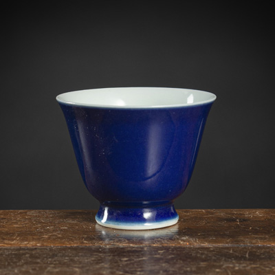 <b>Weinbecher aus Porzellan mit blauer Glasur</b>