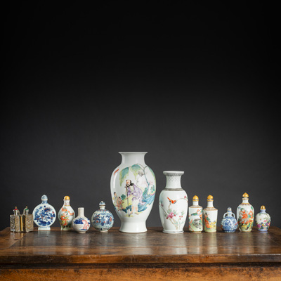 <b>Gruppe von zwei 'Famille rose'-Vasen, zehn Snuffbottles und Miniaturväschen aus Porzellan und Metall</b>