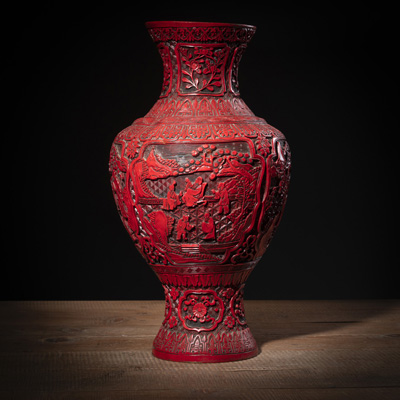 <b>Balustervase mit rotem Lackdekor von Figuren in Landschaften</b>