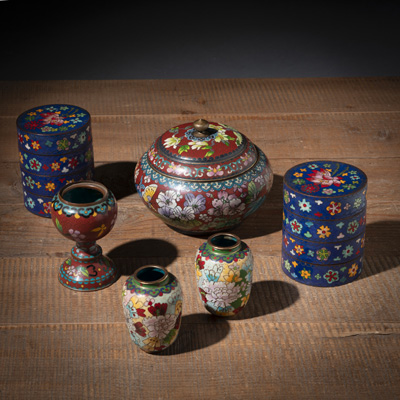 <b>Zwei Stapeldosen, drei Vasen und eine Deckeldose mit floralem Cloisonné-Dekor</b>