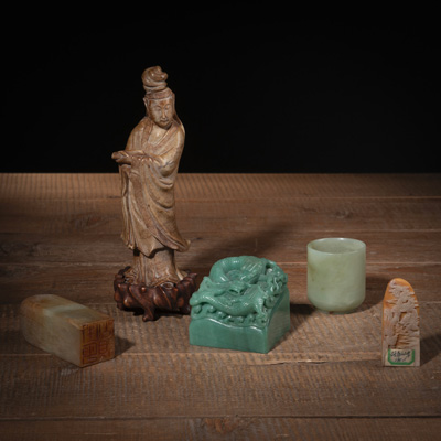 <b>Gruppe von fünf Schnitzereien aus Speckstein und Jade, u. a. Guanyin und Siegel</b>