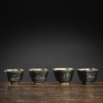 <b>Vier kleine Becher mit 'Laque burgauté'-Dekor</b>