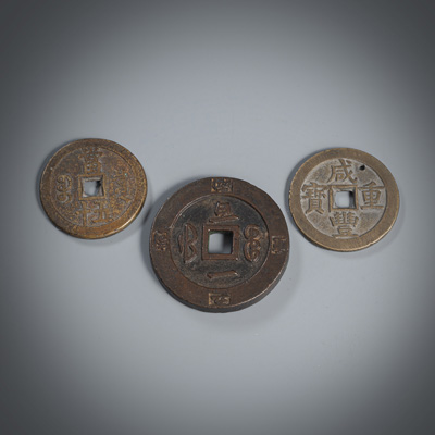 <b>Drei Münzen aus Bronze u.a .mit Inschrift 'Xianfeng Zhong Bao'</b>