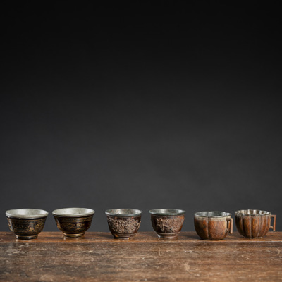<b>Sechs kleine Becher aus Kokosnuss und mit Lackdekor</b>