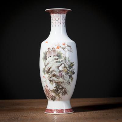 <b>Vase aus Porzellan mit Vogelpaar auf Felsen und Gedichtaufschrift sign. 'Shi Yuchu'</b>