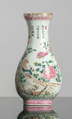<b>Tropfenförmige Vase aus Porzellan mit Fasan und Gedicht in den Farben der 'Famille rose' dekoriert</b> <b>Tropfenförmige Vase aus Porzellan mit Fasan und Gedicht in den Farben der 'Famille rose' dekoriert</b>
