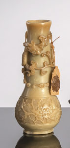 <b>Feine Vase aus Speckstein mit Chilong und Lotus</b>
