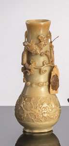 <b>Feine Vase aus Speckstein mit Chilong und Lotus</b> <b>Feine Vase aus Speckstein mit Chilong und Lotus</b>