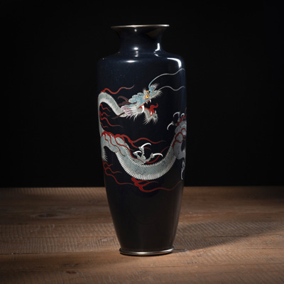 <b>Cloisonnè-Vase mit polychromem Drachendekor auf nachtblauem Grund</b>