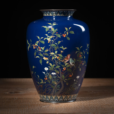 <b>Cloisonné-Vase mit Dekor eines Vogelpaars zwischen blühenden Zweigen auf blauem Fond</b>