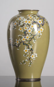 <b>Feine Cloisonné-Vase mit einem Pflaumenblütenzweig auf grüngelbem Fond mit Randeinfassungen in Silber</b>