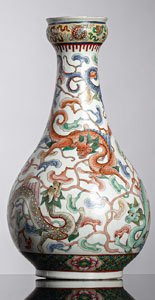 <b>Tropfenförmige Vase mit fünf Drachen, polychrom dekoriert</b>