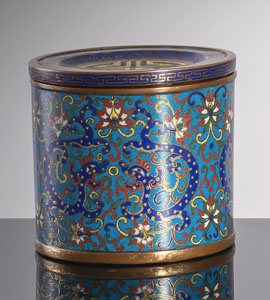 <b>Zylindrische Cloisonné-Deckeldose mit Chilong und Shou-Charakter</b> <b>Zylindrische Cloisonné-Deckeldose mit Chilong und Shou-Charakter</b>