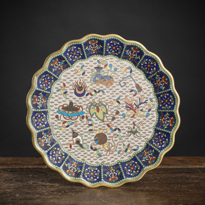 <b>Blütenförmiger Cloisonné-Teller</b>