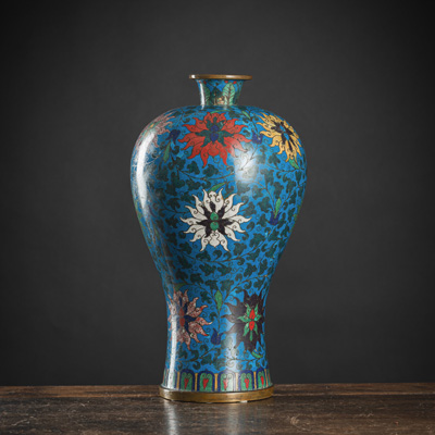 <b>Meiping mit polychromem Dekor von Lotusblüten in Email-Cloisonné</b>