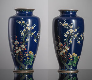 <b>Paar blaugrundige Cloisonné-Vasen mit Dekor von Pflaumenblüten und Blumen, Randeinfassungen in Silber</b>