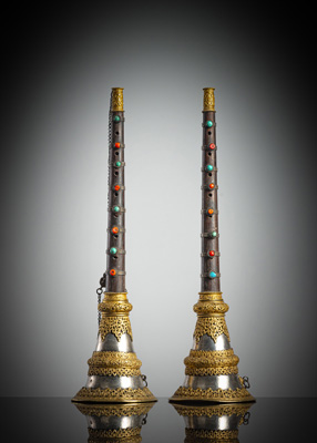 <b>Paar tibetische Blasinstrumente (tib. rgya gling)</b> <b>Paar tibetische Blasinstrumente (tib. rgya gling)</b>