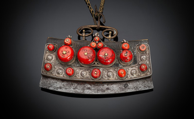 <b>Kostbares Feuerzeug einer wohlhabenden Person</b> <b>Kostbares Feuerzeug einer wohlhabenden Person</b>