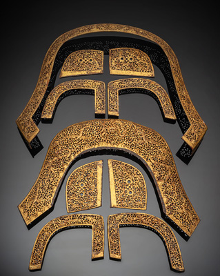 <b>Zehn Beschläge eines alten Sattels</b> <b>Zehn Beschläge eines alten Sattels</b>