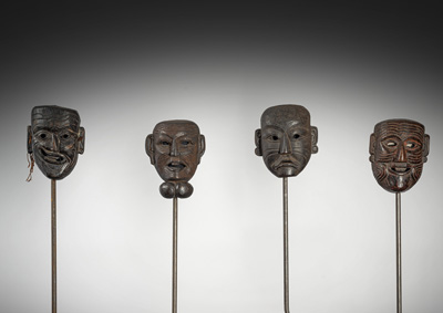 <b>Vier Holzmasken, teils mit Resten von Pigmenten, u.a. Mlengchung, Sohn des Apa</b>