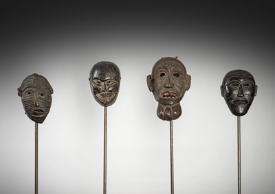 <b>Vier Holzmasken, u.a. Kukpa und Mann mit Kropf</b>