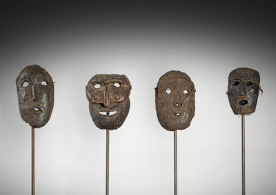 <b>Vier Holzmasken, teils mit Resten von Pigmenten</b>