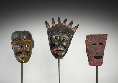<b>Drei Holzmasken mit Pigmenten, u.a. Sugriva, Theaterfigur</b>