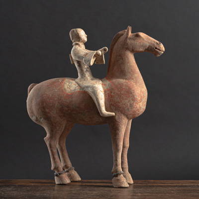 <b>Keramikfigur eines Pferdes mit Reiter mit Resten polychromer Bemalung</b>