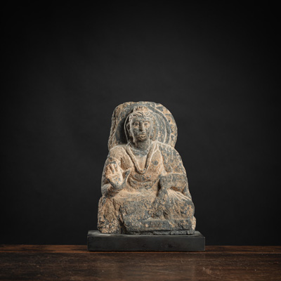 <b>Fragment mit Darstellung des Buddha Shakyamuni aus grauem Schiefer</b>