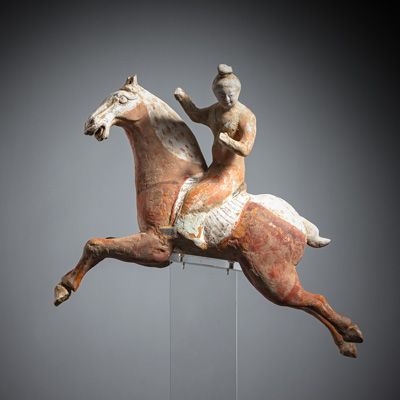 <b>Polospielerin aus kalt bemalter Irdenware auf springendem Pferd</b>