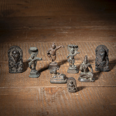 <b>Acht Miniaturen aus Bronzeu u. a. des Krishna, Buddha, Ganesha u. a.</b>