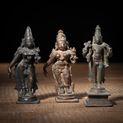 <b>Drei Bronzefiguren des stehenden Vishnu u. a.</b>