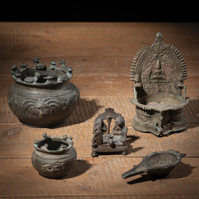 <b>Fünf Gefäße und Öllampen aus Bronze</b>