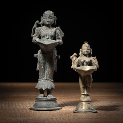 <b>Zwei Öllampen aus Bronze in Form von Lakshmi</b>