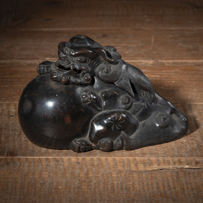 <b>Weihrauchbrenner in Form eines Shishi mit Ball</b>