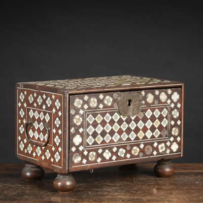 <b>Schmuckkasette mit sechs Fächern und Schüben aus Holz mit geometrischen Beineinlagen</b>