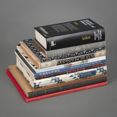 <b>Elf Bücher über u.a. Asiatische Kunst. Text in Deutsch, Englisch, Französisch, Koreanisch u.a.</b>