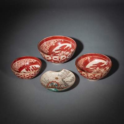 <b>THREE RED FIGURAL CERAMIC BOWLS IN A WOOD CHEST AND A FOLD-SHAPED DISH</b>