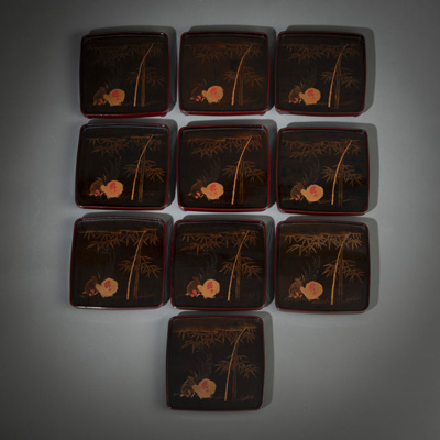 <b>Satz von zehn Lacktabletts mit Dekor von Hahn und Henne</b>