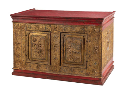<b>Kabinettkasten aus Holz mit roter- und goldfarbener Lackfassung und zwei Türen die Szenen mit Apsaras zieren</b>