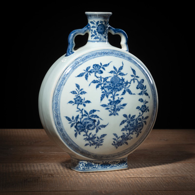 <b>Pilgerflasche aus Porzellan mit unterglasurblauem Dekor von Granatäpfeln und 'Lingzhi'-Pilzen</b>