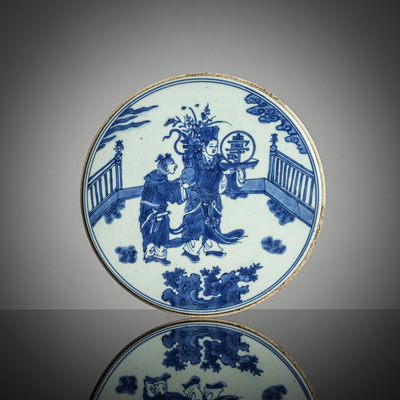 <b>Runde Tafel aus Porzellan mit unterglasurblauer Figurendarstellung zur Gratulation zum Geburtstag</b> <b>Runde Tafel aus Porzellan mit unterglasurblauer Figurendarstellung zur Gratulation zum Geburtstag</b>