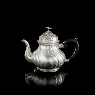 <b>Teekännchen mit Wappengravur</b>