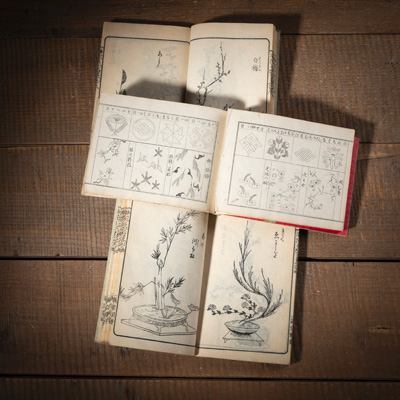 <b>Buch mit Mustervorlagen (Karakusa moyō Monchō) und zwei Ikebana-Bücher</b>