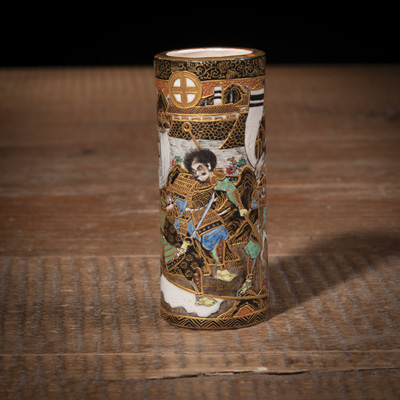 <b>Kleines zylindrisches Väschen aus Satsuma-Porzellan mit Samurai-Darstellungen</b>