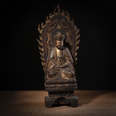 <b>Holzfigur des Guanyin auf einem Podest sitzend mit Resten von Vergoldung</b>