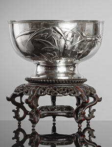 <b>Silberschale mit Dekor von Bambus auf Holzstand</b> <b>Silberschale mit Dekor von Bambus auf Holzstand</b>